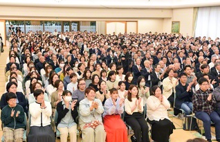 “創価の師弟に越せない坂はない”――熊本地震から10年を経て、さらなる広布前進を約し合った熊本総県の集い（熊本平和会館で）