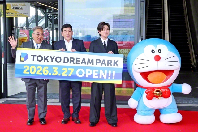 左から伊達みきお、富澤たけし、加藤シゲアキ、ドラえもん