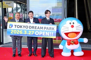 左から伊達みきお、富澤たけし、加藤シゲアキ、ドラえもん