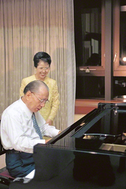 縁深き神奈川への励ましを、ピアノの音色に託す池田先生（1997年9月15日、神奈川文化会館で）。父子の心光る調べが、同志の胸に響いた