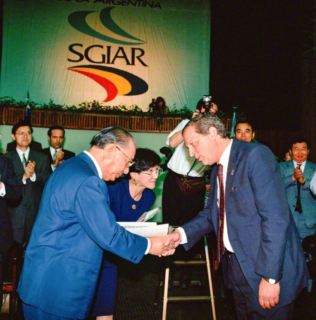 アルゼンチンの国立コルドバ大学の名誉博士号が、デリッチ総長（当時）から池田先生に授与された（1993年2月、ブエノスアイレス市郊外で）。90年3月には、国立ブエノスアイレス大学から先生に名誉博士号が贈られている。デリッチ氏は両大学で民政移管後の大学再建担当総長として尽力した