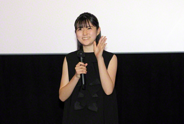 ファンの声援に笑顔で応える堀越