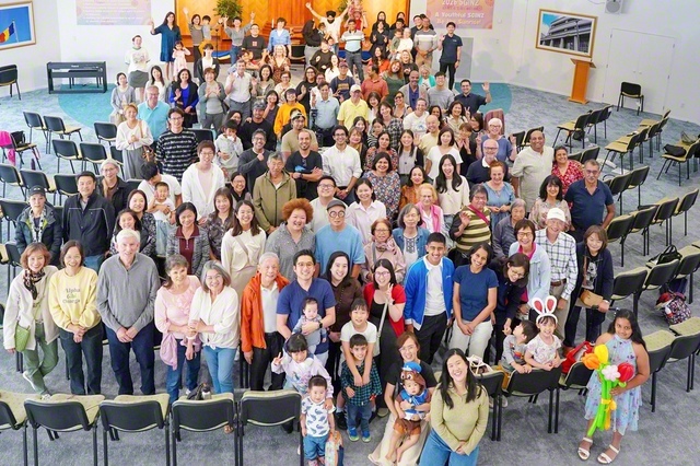 オークランドのニュージーランド文化会館で行われた集い。参加者が記念のカメラに