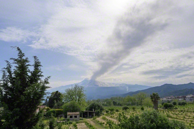 イタリア・シチリア島にある、標高3000メートル超の母なる雄峰エトナ山。雪を頂いたその姿は「地中海の富士山」とも呼ばれる
