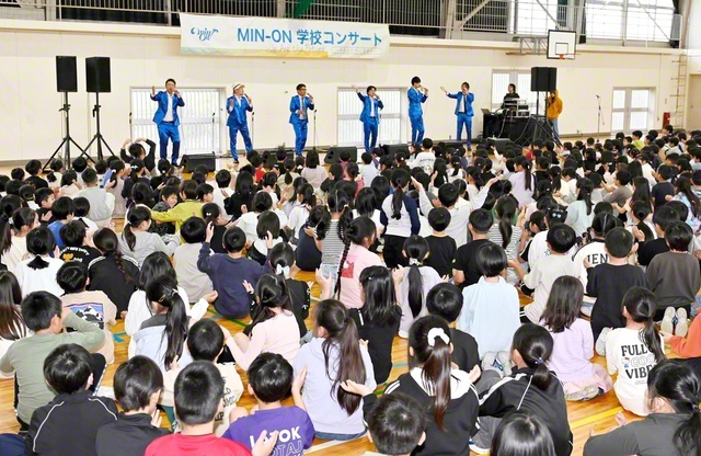 民音の学校コンサート。INSPi（インスピ）の歌声に合わせて、自然と子どもたちが歌い出すなど大いに盛り上がった（静岡・浜松市内で）