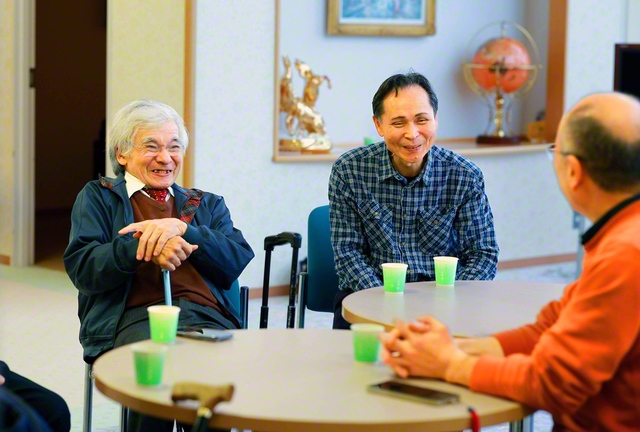 水俣文化会館で同志と語らいのひととき