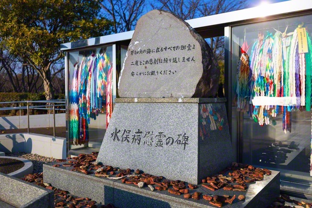 坂本さんは「あそこに慰霊碑があるから、まずは行ってみて」と記者に言った