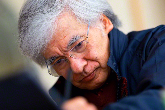 紙面の題字「光の海よ」。坂本さんが筆で書いた