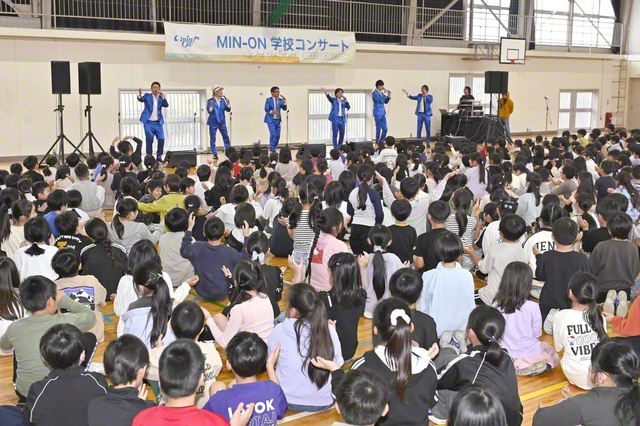 民音の学校コンサート。INSPi（インスピ）の歌声に合わせて、自然と子どもたちが歌い出すなど大いに盛り上がった（静岡・浜松市内で）