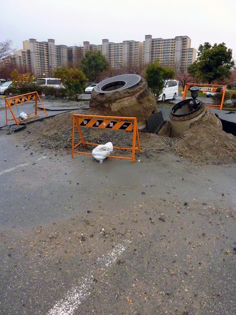 東日本大震災による液状化で駐車場に突き出たマンホール（2011年3月、千葉県浦安市内）