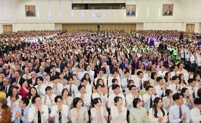 各部の代表と海外60カ国・地域の代表280人が参加した第10回本部幹部会。世界広布へ、心一つに前進しゆくことを約し合った（4月18日、東京戸田記念講堂で）