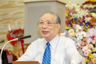 2006年4月に行われた本部幹部会でスピーチする池田先生（八王子市の東京牧口記念会館で）