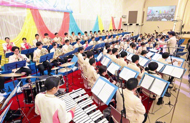 音楽隊の創価グロリア吹奏楽団、関西吹奏楽団、富士鼓笛隊の創価シャイニングスピリッツが力強い演奏で同志に希望を送った（東京戸田記念講堂で）