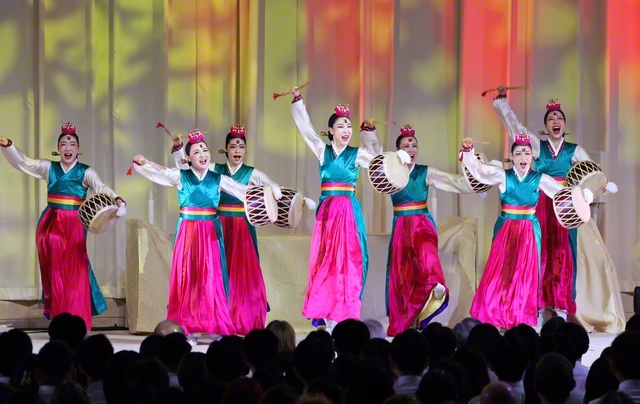 韓国SGIの平和芸術団「蓮（ヨン）」が伝統音楽と舞踊を華麗に披露。息の合ったパフォーマンスに会場は大きな拍手に包まれた（東京戸田記念講堂で）
