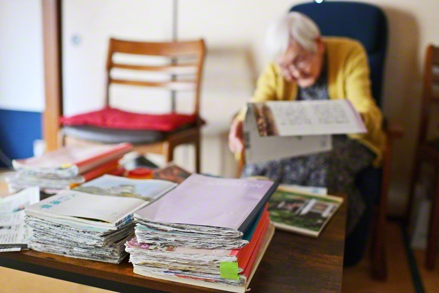 切り抜きを貼ったノートの一部。「部屋にもっとあるのよ」
