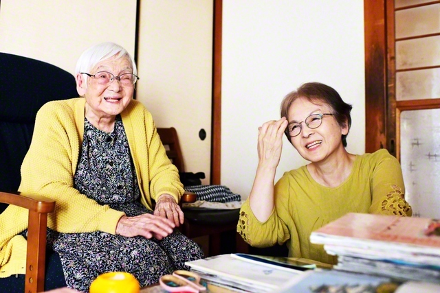次女の恵美子さん㊨と。多くを語らずとも、笑顔だけで通じ合う2人