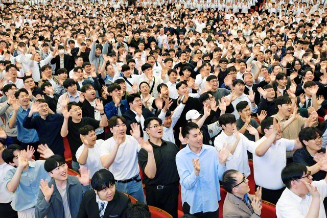 師弟共戦の絆は永遠に！――韓国男子部の大会に参加したある友は「“私は勝ちました”と師匠に報告できる人生を歩みます！」と（4月26日、ソウルの池田記念講堂で）
