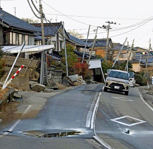 能登半島地震の液状化とみられる被害（2024年1月、石川県内灘町）