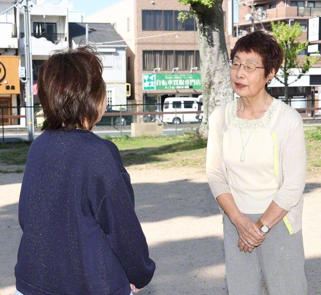 「信心で幸福な人生を勝ち開いていきましょう！」――地域の同志と共に、はつらつと広布に走る山崎さん㊨