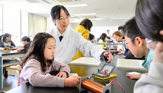 東京高の理科の体験授業。ICカードの仕組みを学ぶ実験を行った