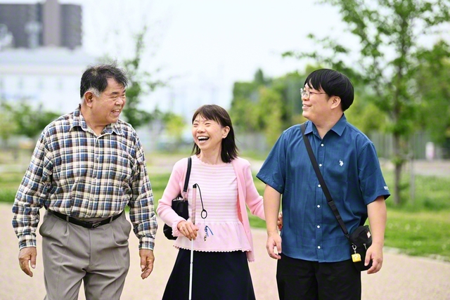 大好きなピンクの服でおめかしをした服部さん㊥。夫・重行さん㊧のおちゃらけに、「また変なこと言ってるわ」と長男・伸行さん。春の笑顔がそこにある