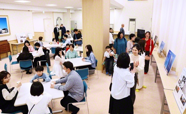 亀有牧口区が開催した会館オープンデー。地域の老若男女が会館に足を運び、にぎやかな集いとなった。友人からは「給茶機が自由に使えたり、休憩スペースが用意されたりしていて、過ごしやすかった」「創価学会について知るいい機会になった」などの声が寄せられた