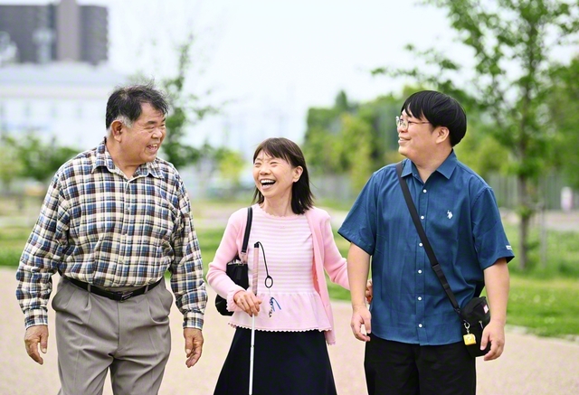 大好きなピンクの服でおめかしをした服部さん㊥。夫・重行さん㊧のおちゃらけに、「また変なこと言ってるわ」と長男・伸行さん。春の笑顔がそこにある