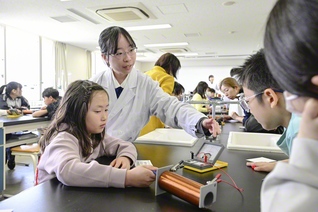 東京高の理科の体験授業。ICカードの仕組みを学ぶ実験を行った