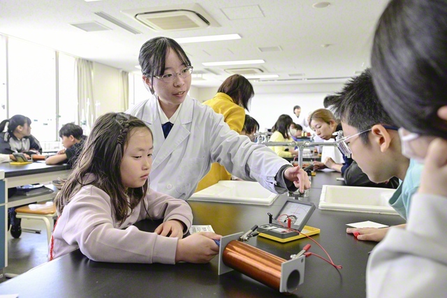 東京高の理科の体験授業。ICカードの仕組みを学ぶ実験を行った