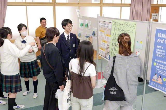 関西高では学園生が核兵器廃絶について探究の成果を発表した