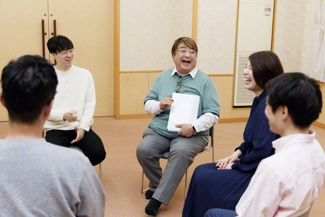 地域の同志と広布の未来を語り合う彦摩呂さん。副支部長（本陣長〈ブロック長〉兼任）として地道に学会活動に励んでいる
