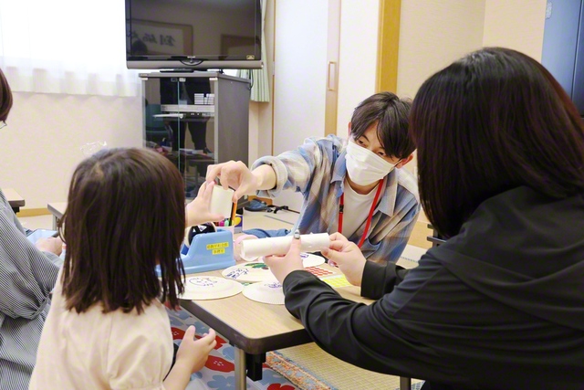 何ができるかな？――空き箱やラップの芯などを活用して、「こいのぼり」や「ブーケ」を作っていた