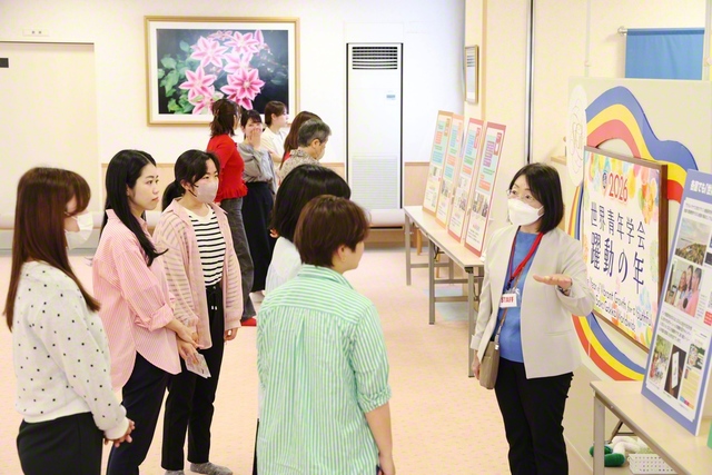 核兵器廃絶やSDGsに関する展示を設置。運営役員が参加者に分かりやすく説明する