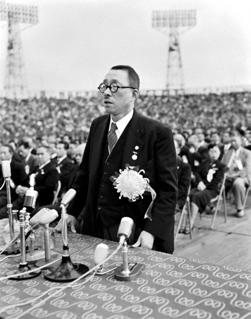 1956年11月、全国から約6万人の同志が集い、東京の後楽園スタジアム（当時）で行われた第15回秋季総会。その5年前（1951年5月）、戸田先生が第2代会長に就任した時の学会員は実質3000人ほどだったが、信心の歓喜の波動が各地に広がる中、わずか5年の間に50万世帯にまで拡大した