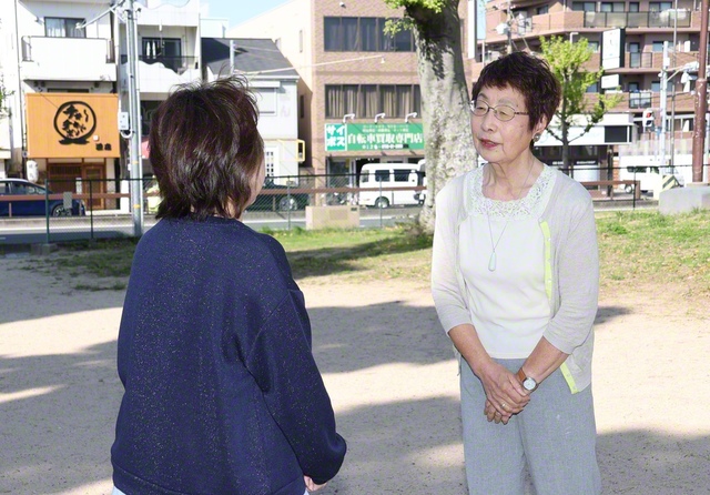 「信心で幸福な人生を勝ち開いていきましょう！」――地域の同志と共に、はつらつと広布に走る山崎さん㊨