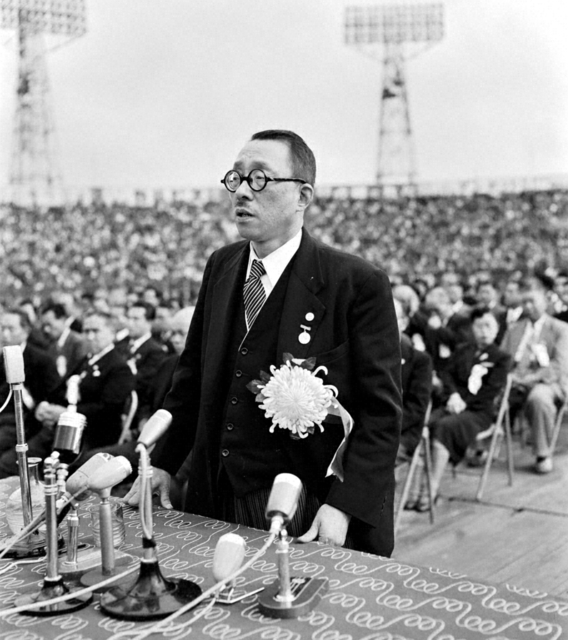 1956年11月、全国から約6万人の同志が集い、東京の後楽園スタジアム（当時）で行われた第15回秋季総会。その5年前（1951年5月）、戸田先生が第2代会長に就任した時の学会員は実質3000人ほどだったが、信心の歓喜の波動が各地に広がる中、わずか5年の間に50万世帯にまで拡大した