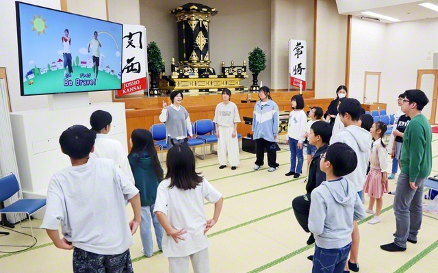 大阪・平野北総区の平野エスポワール合唱団が少年少女部歌「Be　Brave！　獅子の心で」を元気いっぱいに練習（平野文化会館で）