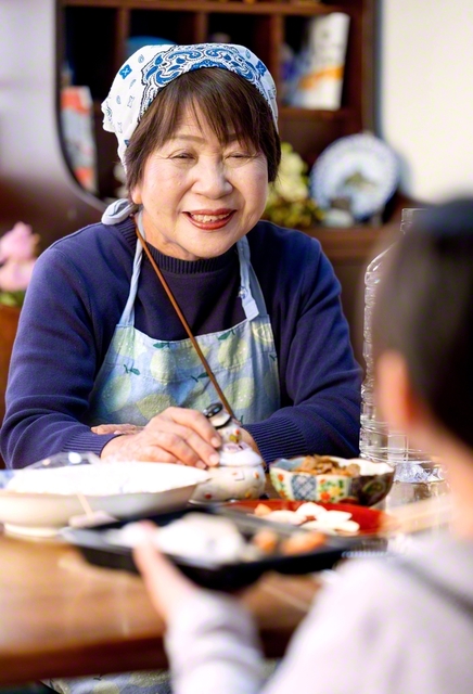 子どもたちに愛情を注ぐ有村さん。「この子たちが大きくなったら、誰かを笑顔にしてほしい。そこに幸せがあるはずだから」