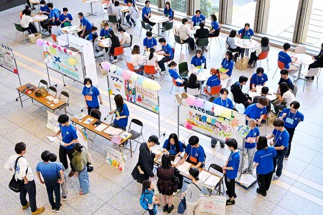 「なんでも相談コーナー」では、来場者の率直な質問に、在学生が温かく丁寧に答えた