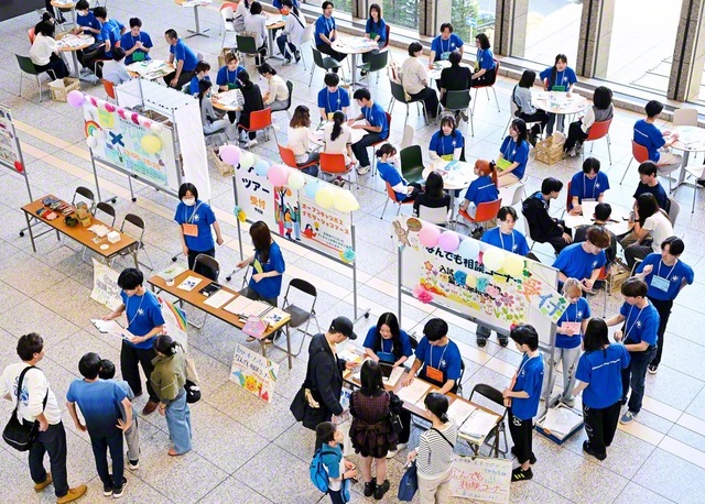 「なんでも相談コーナー」では、来場者の率直な質問に、在学生が温かく丁寧に答えた