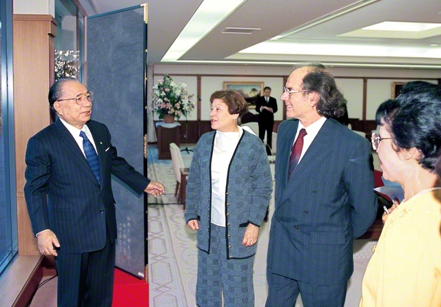 アルゼンチンの人権の闘士であるエスキベル博士夫妻との語らい（1995年12月、東京・千駄ケ谷の創価国際友好会館〈当時〉で）。人類が直面する課題の解決には「多くの人々の意思と力と努力」の結集が必要と述べる博士に対し、池田先生は「それしか人類が生きのびる『道』はないのではないでしょうか」と訴えた。この時の両者の思いは、2018年に発表した共同声明にも脈打っている