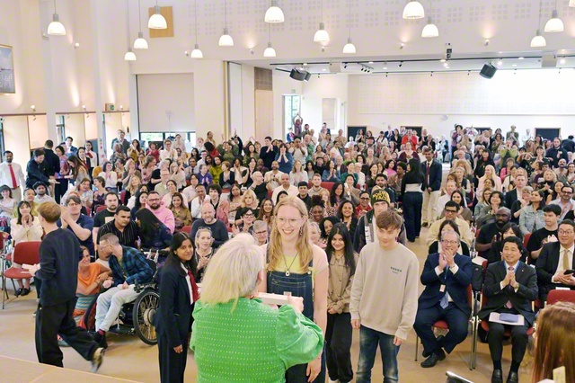 栄光の5月3日に開かれたイギリスの入会記念勤行会。ベン・ハットフィールドさんは「題目を唱えるようになって、自分と向き合えるようになりました。やると決めた以上、この信心を貫き通します」と笑顔で語った（タプロー・コート総合文化センターで）