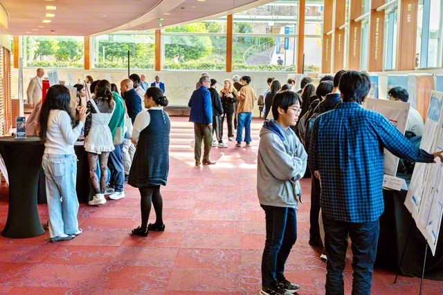 伝統の教育プログラム「ラーニング・クラスター」の報告会。学生と教授が共同で研究する（1月、SUAで）©Soka　University　of　America