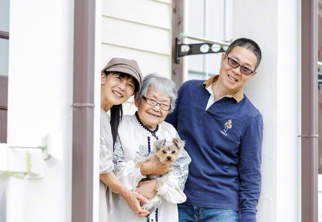 「とにかく頑張り過ぎる人」とは周囲の評。理想を追い求める佐藤さん㊧を、家族が信心で支えてくれる（右から夫・裕一さん、母・宮路瑠璃子さん）