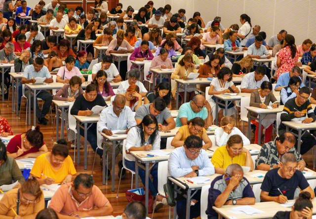 本年2月、南米ペルーの全土20会場で行われた教学試験。900人以上の友が受験し、“希望と勇気の哲学”を深く胸に刻んだ（首都リマのペルーSGI文化会館で）