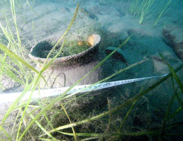 本栖湖の湖底で見つかったかめ（写真:帝京大学文化財研究所）