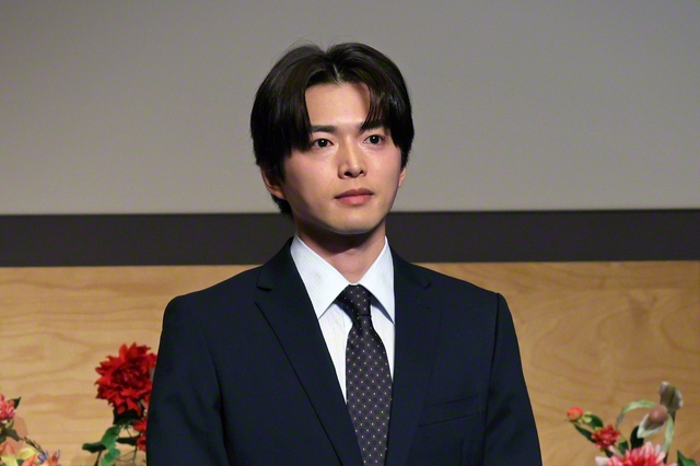 笑いを誘った白洲迅