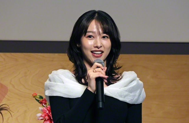 自身の役どころについて語る桜井日奈子
