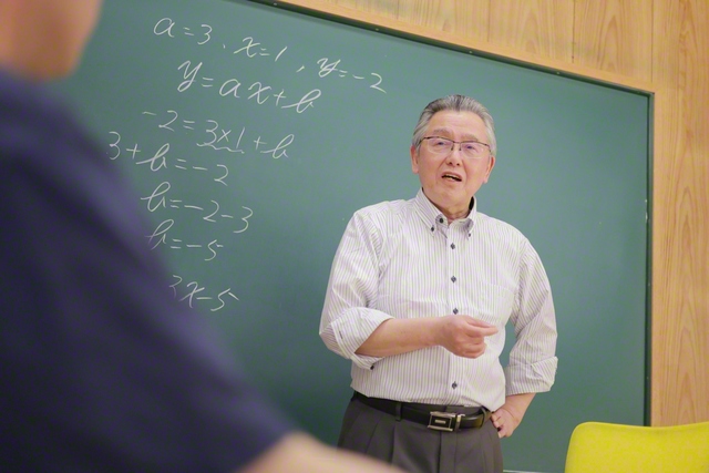数学を教える父・公則さん。創価大学を卒業後、塾講師一筋で歩んできた