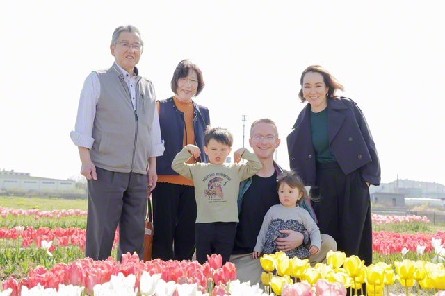 大好きな家族と（左から父・公則さん、母・ひとみさん、長男・凱くん、夫・レイモンドさん、長女・仁渚さん、日奈さん）